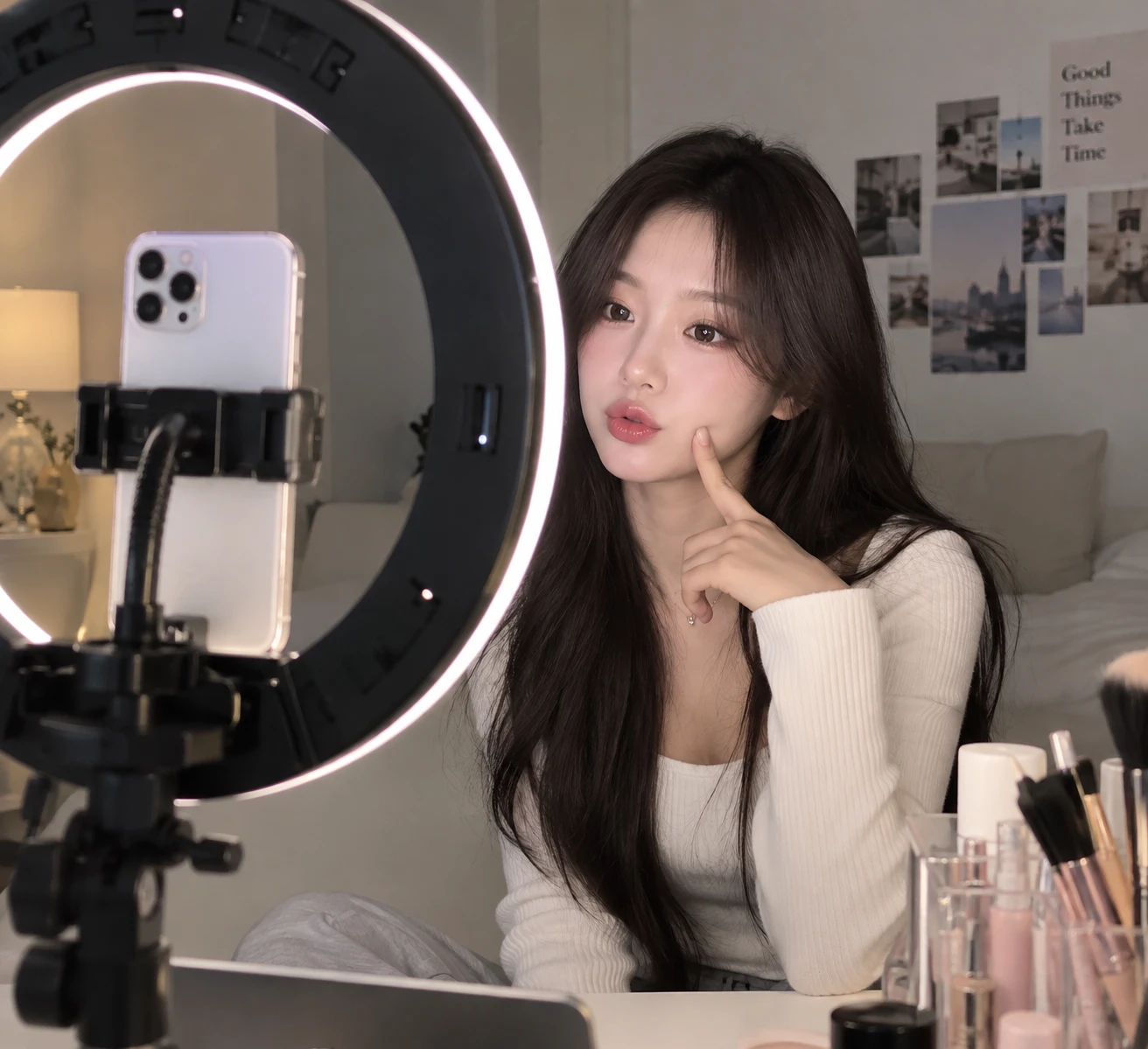 링라이트 앞에서 라이브 콘텐츠를 제작하는 크리에이터